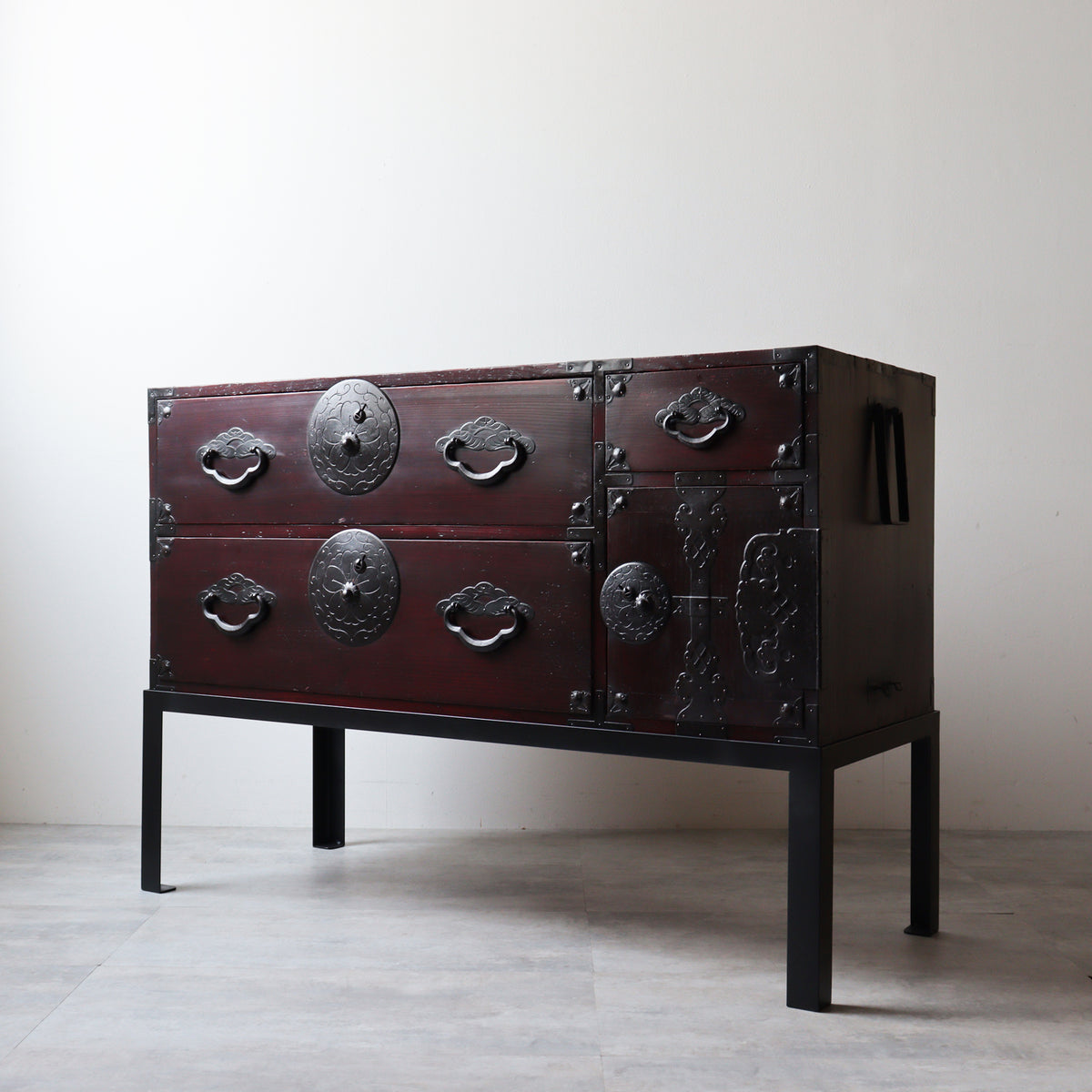 時代箪笥／米沢桜紋衣裳箪笥 スタンド付き【Yonezawa clothing chest