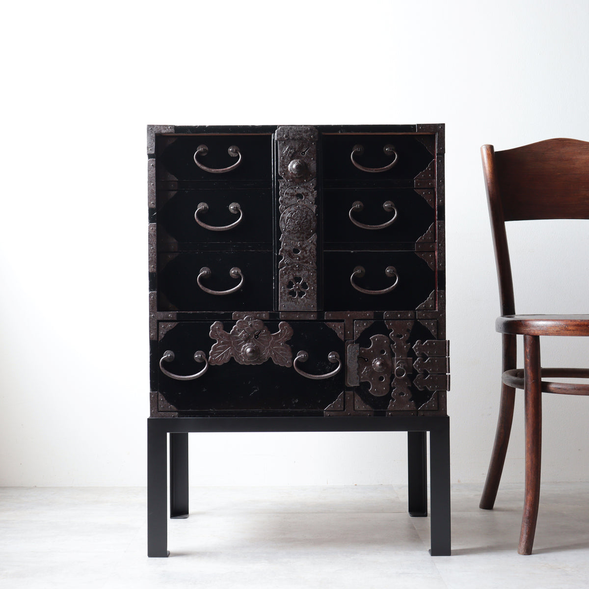 時代箪笥／黒塗庄内閂付小箪笥 スタンド付き【Small chest with metal