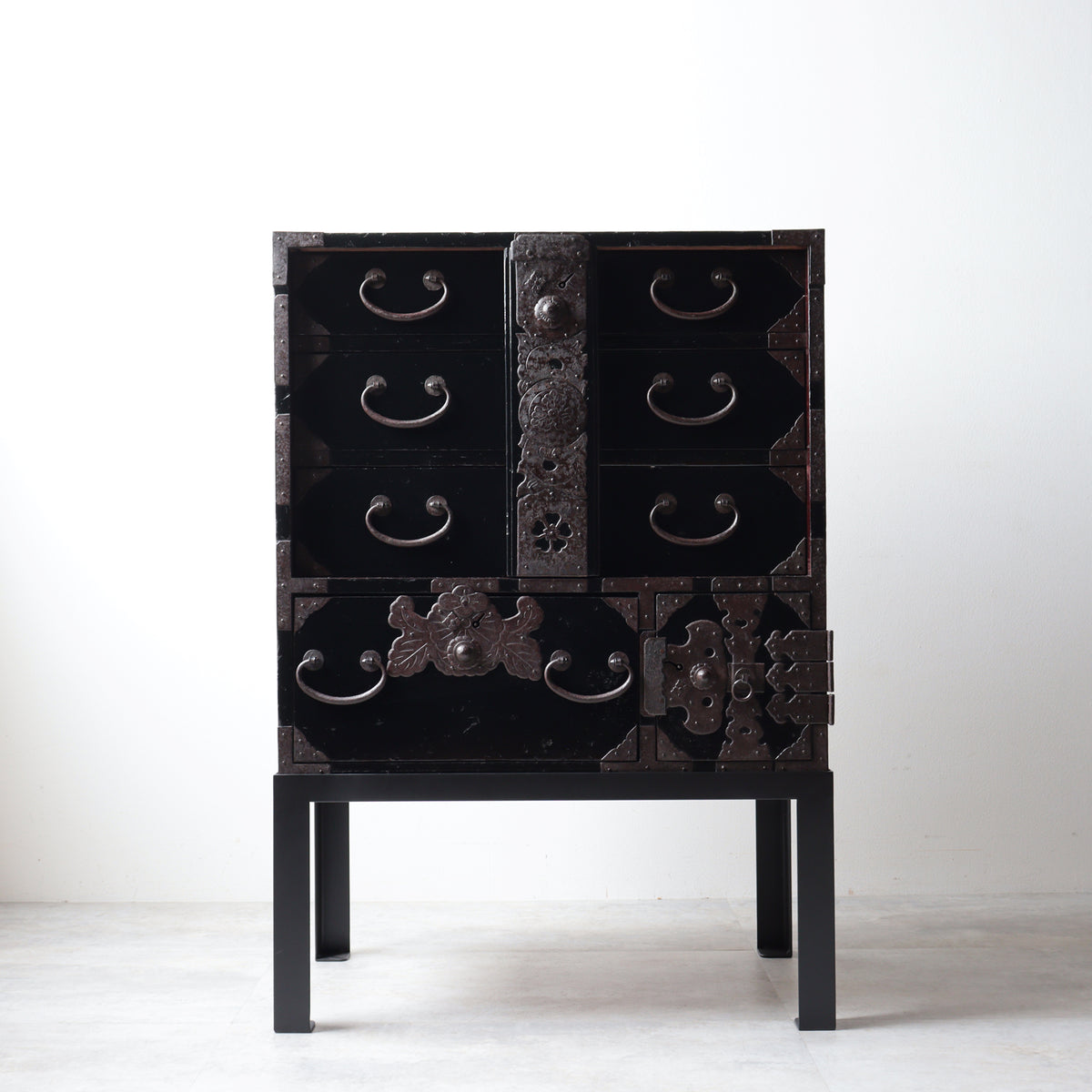 時代箪笥／黒塗庄内閂付小箪笥 スタンド付き【Small chest with metal