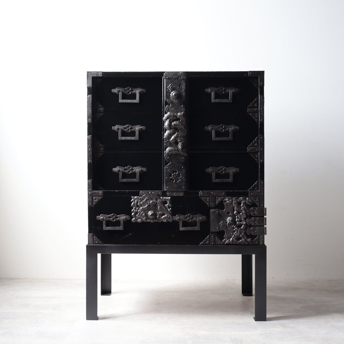 時代箪笥／黒塗庄内閂付小箪笥 スタンド付き【Small chest with metal