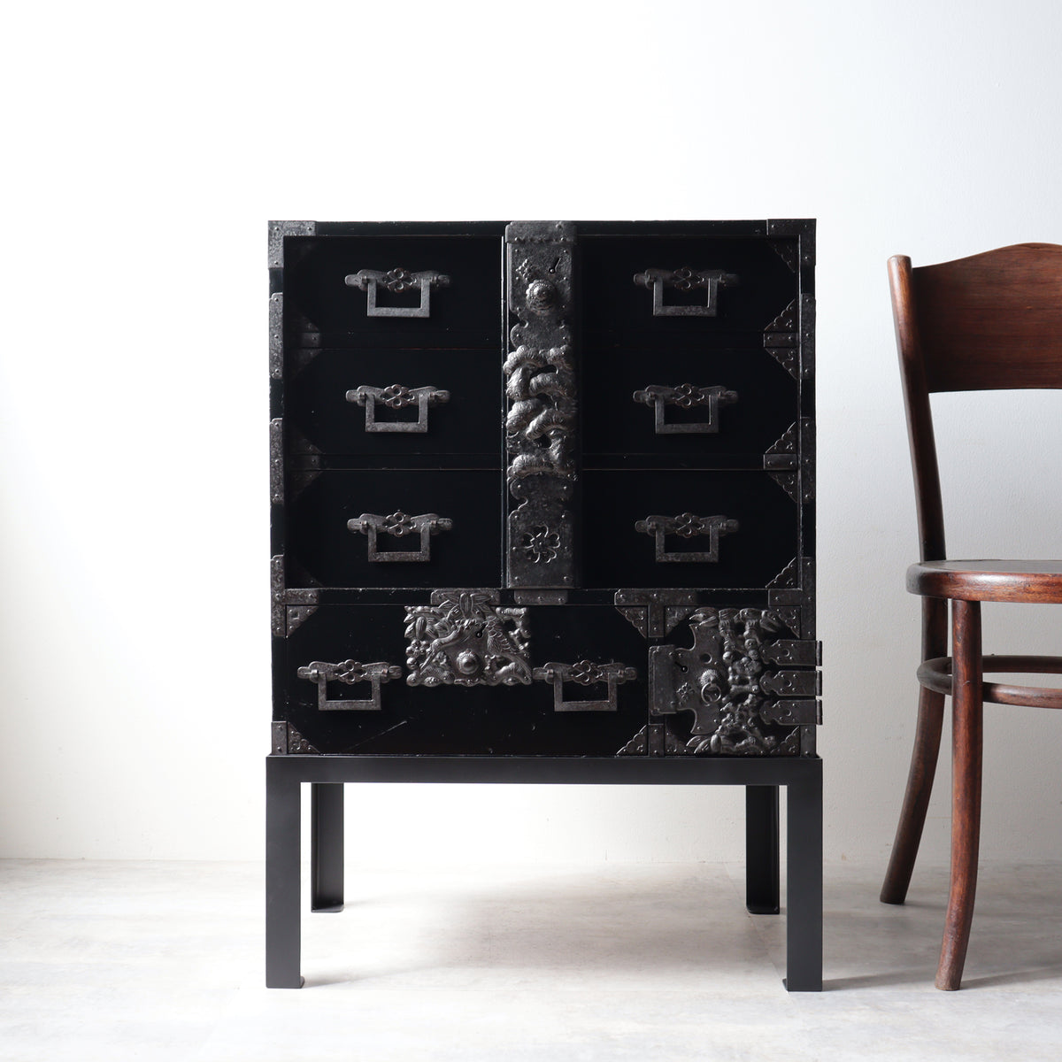 時代箪笥／黒塗庄内閂付小箪笥 スタンド付き【Small chest with metal