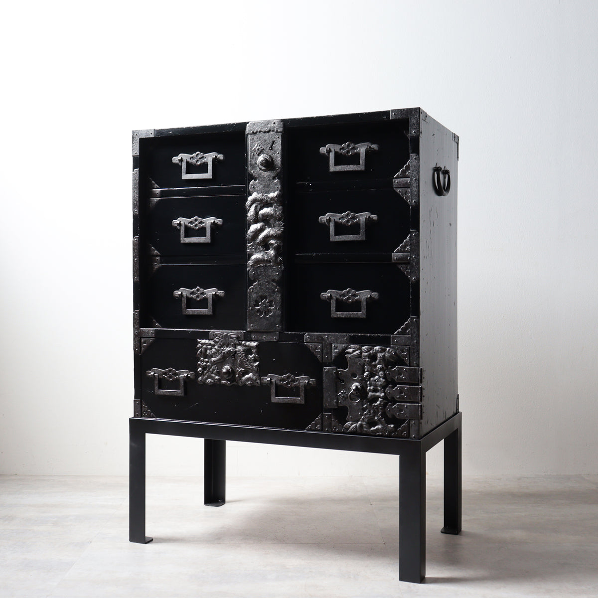 時代箪笥／黒塗庄内閂付小箪笥 スタンド付き【Small chest with metal