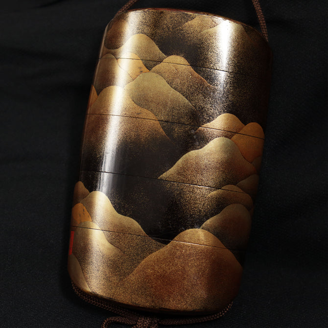 塩見政誠銘　遠山研出蒔絵印籠【INRO (Medicine case), Mountains design in Togidashi maki-e technique by Masanari Shiomi】[k0579]