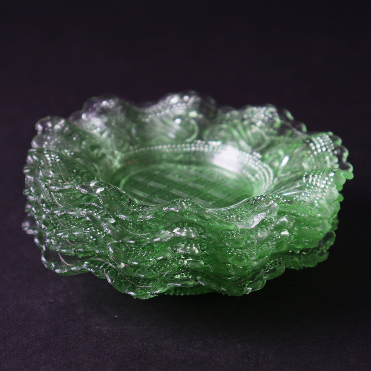 骨董　時代プレスガラス　ライムグリーン　切子調　菓子器　ボンボン入れ　　ウラン プレスガラス フリルガラス小皿 5枚セット [IZ543] – 青梵ギャラリー