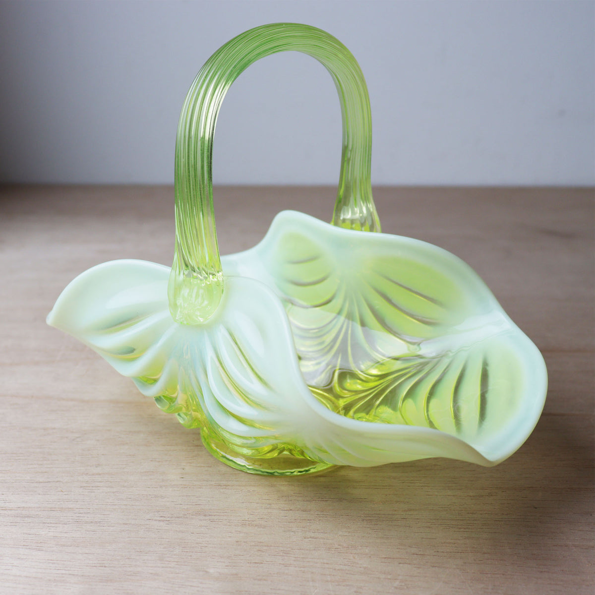 フェントン　ウランガラス　トパーズオパールセント　虹色 フェントン ウランガラス トパーズオパールセント 虹色 - メルカリ