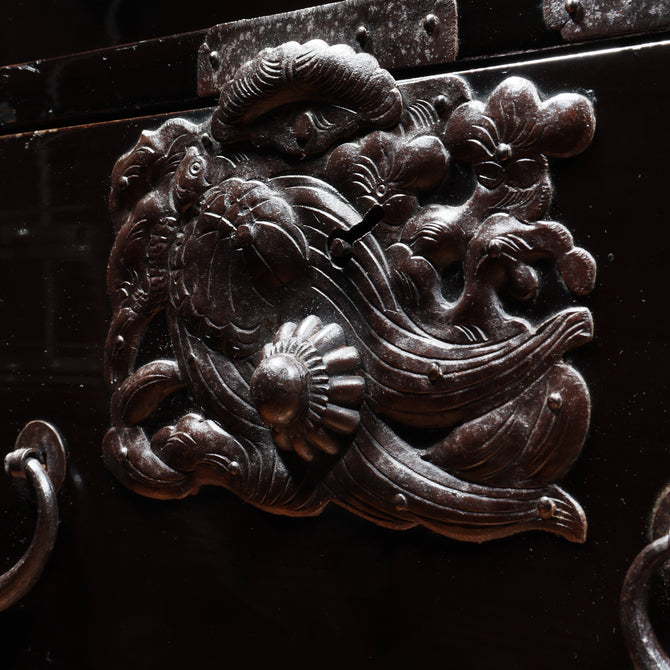 時代箪笥／黒塗庄内閂付小箪笥　スタンド付き【Small chest with metal stand】 [j1205]　Japanese Antique Furniture
