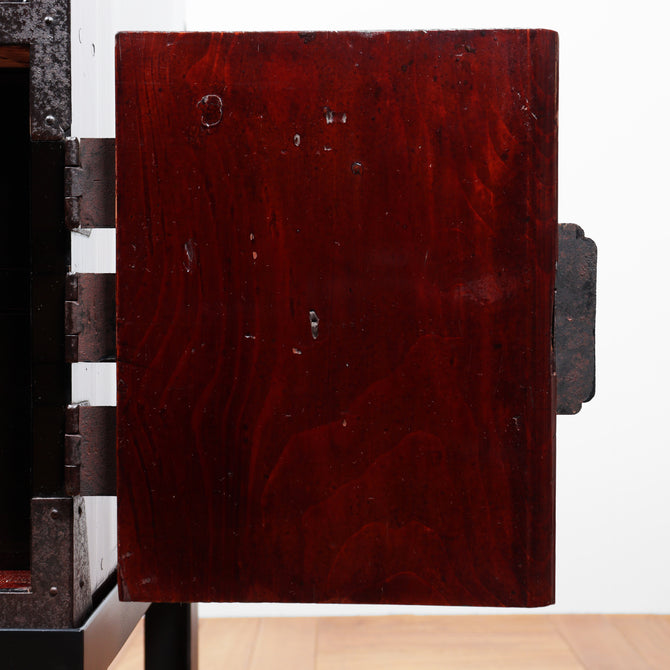 時代箪笥／黒塗庄内閂付小箪笥　スタンド付き【Small chest with metal stand】 [j1205]　Japanese Antique Furniture