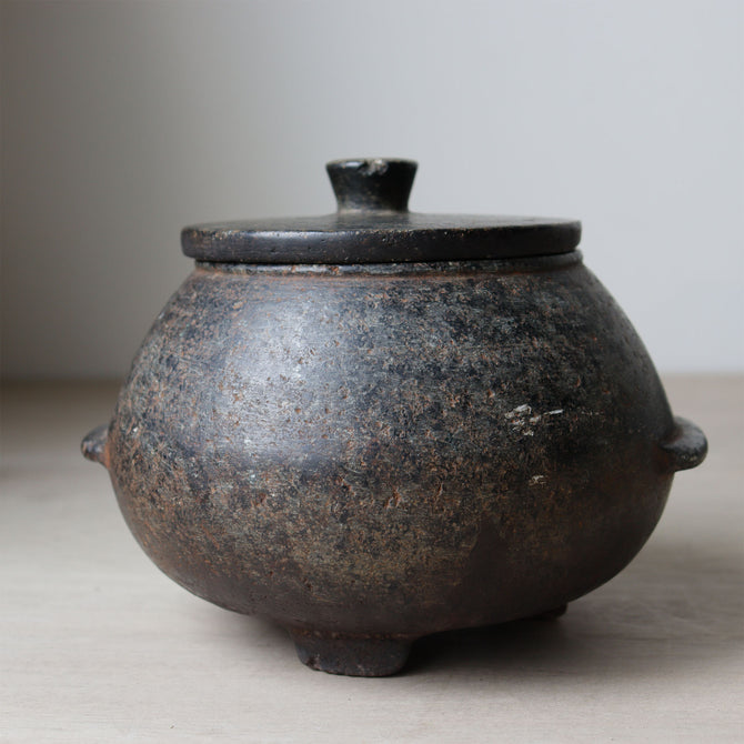朝鮮　三足石鍋　【Korean stone pot】