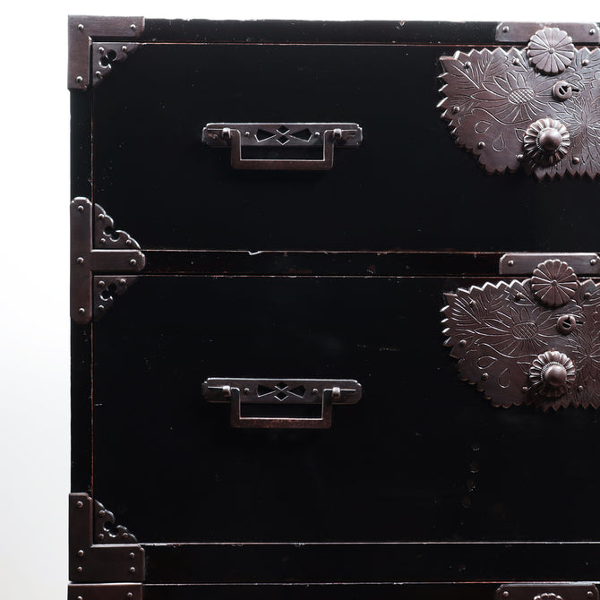 時代箪笥／黒塗庄内菊紋衣裳箪笥【SHONAI clothing chest】[j1116]　Japanese Antique Furniture