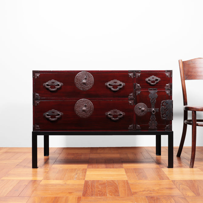 時代箪笥／米沢衣裳箪笥　スタンド付き【Yonezawa clothing chest with metal stand 】 [j1127]　Japanese Antique Furniture