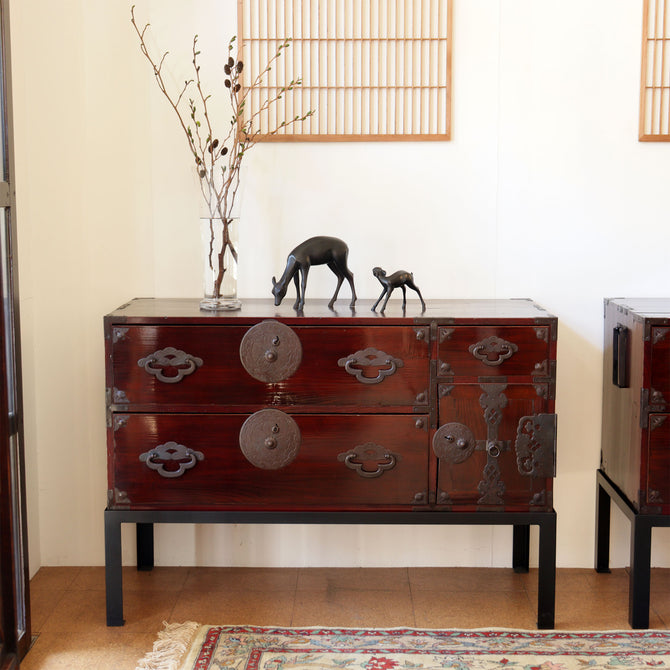 時代箪笥／米沢衣裳箪笥　スタンド付き【Yonezawa clothing chest with metal stand 】 [j1127]　Japanese Antique Furniture