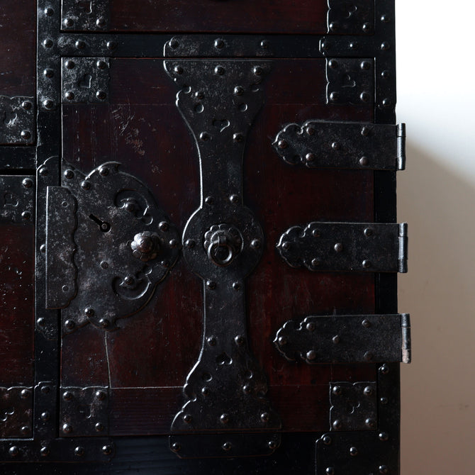 ◆ご商談中ーSales pending◆時代箪笥／米沢兜金具衣裳箪笥【Yonezawa clothing chest 】 [j1098]　Japanese Antique Furniture