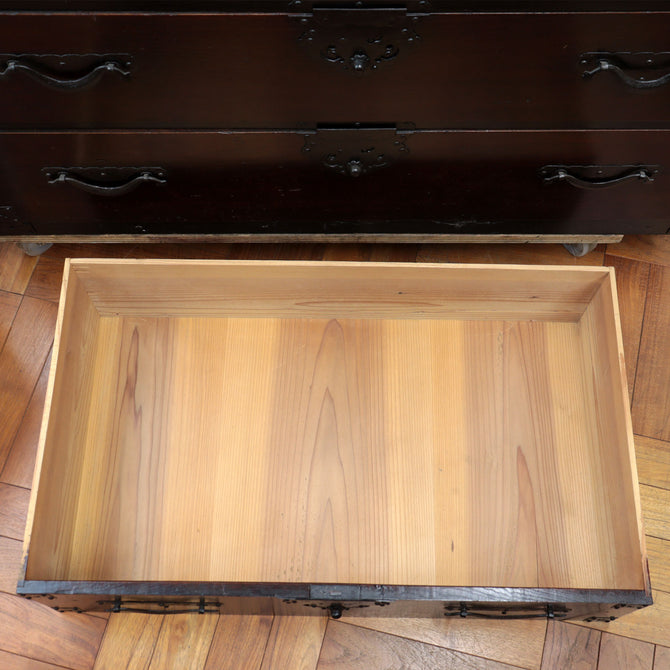 ◆ご商談中ーSales pending◆時代箪笥／米沢兜金具衣裳箪笥【Yonezawa clothing chest 】 [j1098]　Japanese Antique Furniture