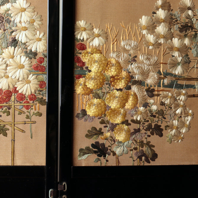 菊花図刺繍小屏風 [k0567]【Small folding screen with embroidered chrysanthemum design】