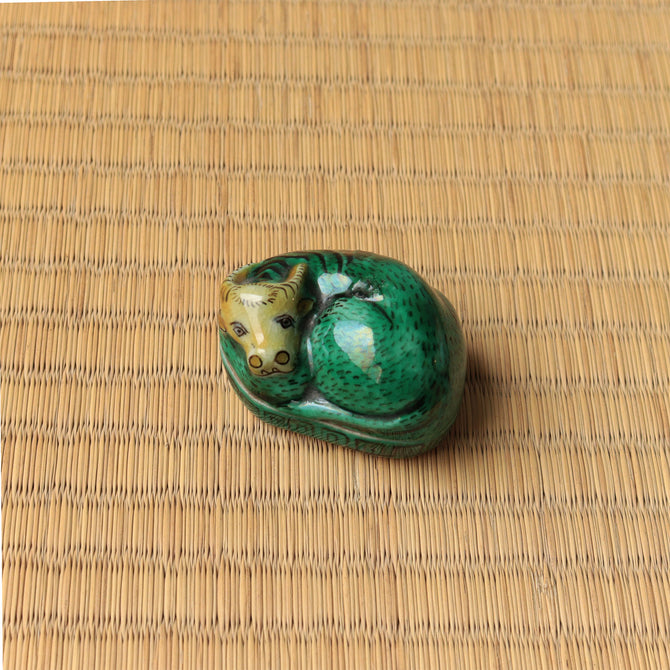 九谷交趾写牛香合【Kutaniyaki Incense Box with a Cow Design 】 [s1523]