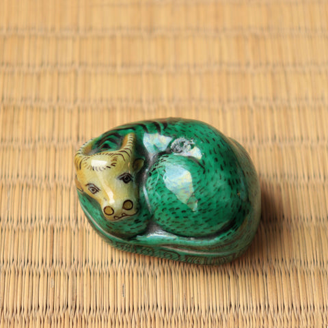 九谷交趾写牛香合【Kutaniyaki Incense Box with a Cow Design 】 [s1523]