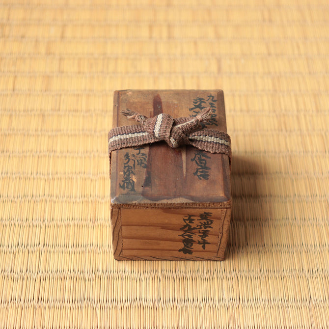 九谷交趾写牛香合【Kutaniyaki Incense Box with a Cow Design 】 [s1523]