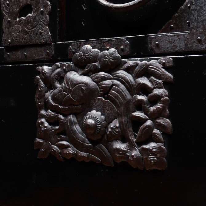 時代箪笥／黒塗庄内閂付小箪笥　スタンド付き【SHONAI small chest with metal stand】 [j1131]　Japanese Antique Furniture