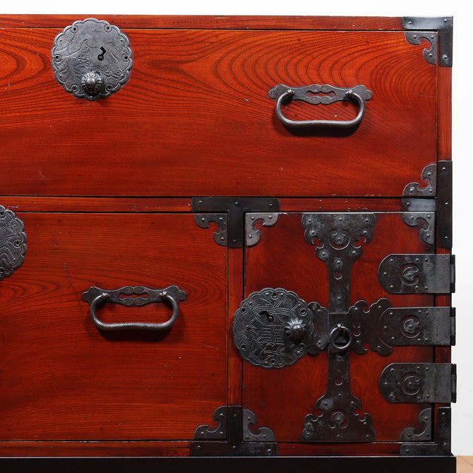 時代箪笥／庄内雪輪紋衣裳箪笥　スタンド付き【Shonai clothing chest with metal stand 】 [j1141]　Japanese Antique Furniture