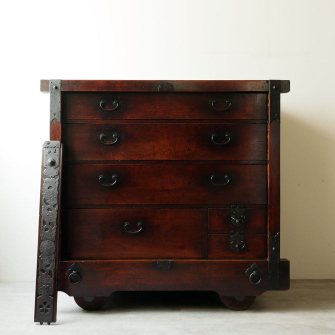 時代箪笥／閂錠付車箪笥【Wheeled chest with bar lock】 [j1188]Japanese Antique Furniture