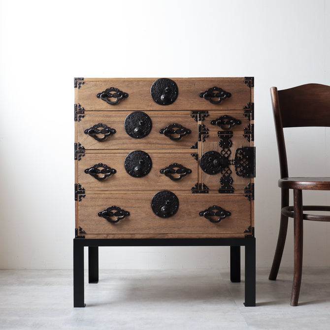 時代箪笥／米沢桜紋桐小箪笥　スタンド付き【YONEZAWA Small chest with metal stand】 [j1227]　Japanese Antique Furniture