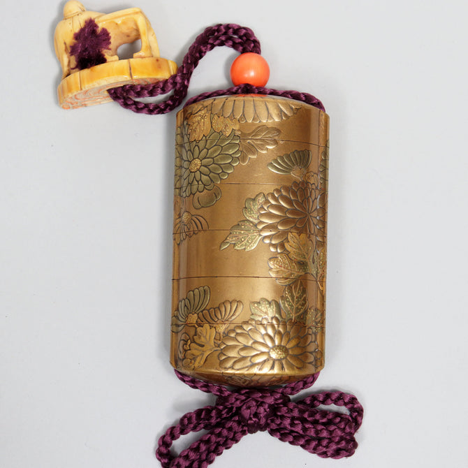 菊花金地高蒔絵印籠【INRO (Medicine case), Chrysanthemum design in Taka maki-e technique lacquered】[k0578]