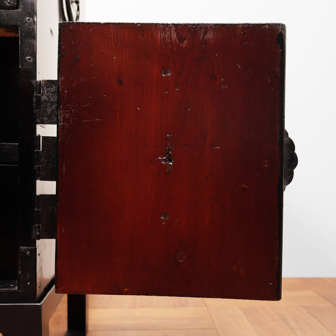 時代箪笥／黒塗庄内雪輪紋衣裳箪笥　スタンド付き【Shonai clothing chest with metal stand 】 [j1149]　Japanese Antique Furniture