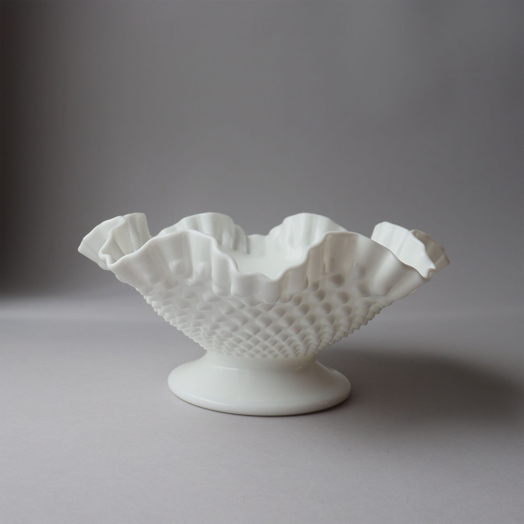 フェントン ミルクグラス フリルエッジボウル ボブネイル Fenton ホブネイルミルクガラスボウル U.S.A.ビンテージガラス