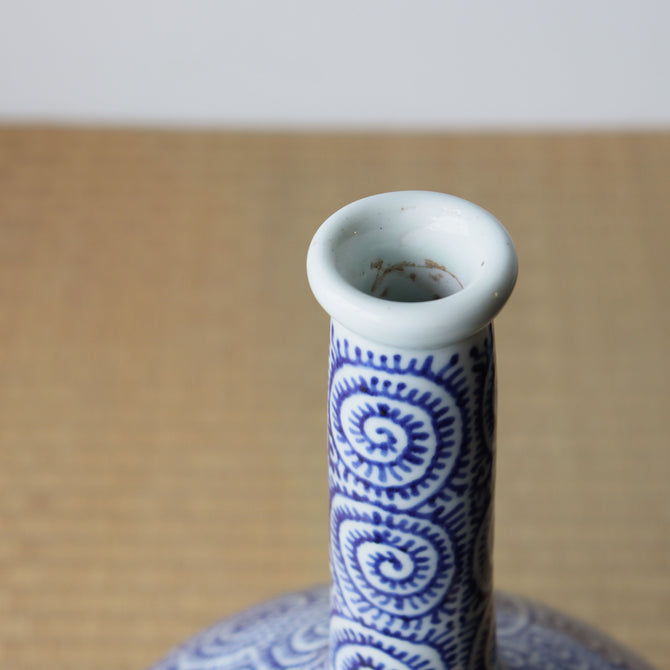 染付蛸唐草紋様 大徳利 【OLD IMARI LARGE BOTTLE】[p0323] – 青