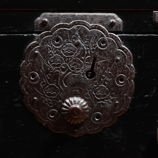 時代箪笥／黒塗庄内小箪笥　スタンド付き【SHONAI small chest with metal stand】 [j1164]　Japanese Antique Furniture