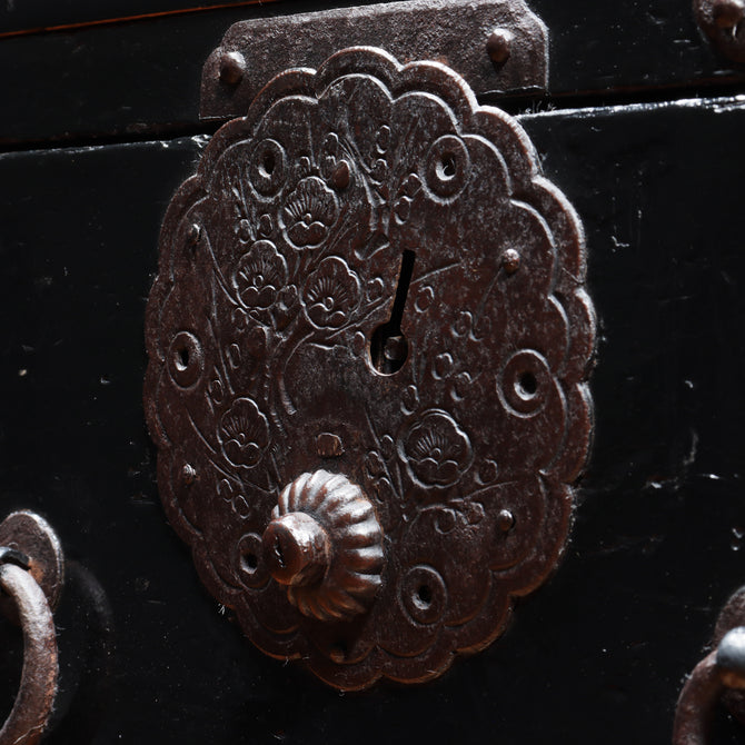 時代箪笥／黒塗庄内小箪笥　スタンド付き【SHONAI small chest with metal stand】 [j1164]　Japanese Antique Furniture