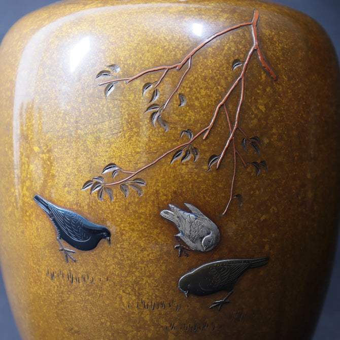 鳩図銅花瓶[k0545]【Bronze vase with dove design】