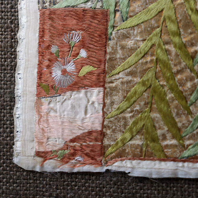 時代裂額装　肩裾草花縫箔紋様桃山能衣裂