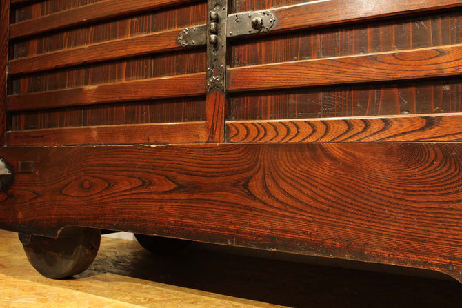 時代箪笥／欅置賜車唐戸箪笥 【 KEYAKI OITAMA KARADO wheeled cabinet 】 [j0868]　Japanese Antique Furniture