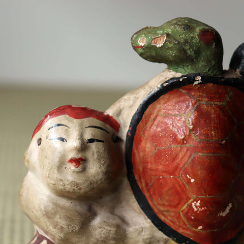 土人形　童子と蓑亀【 Cray doll of a kid with longevity turtle】