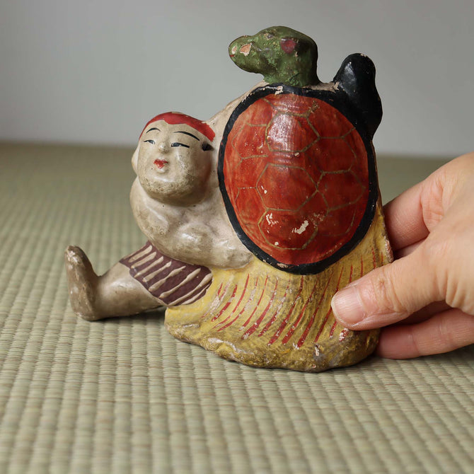 土人形　童子と蓑亀【 Cray doll of a kid with longevity turtle】