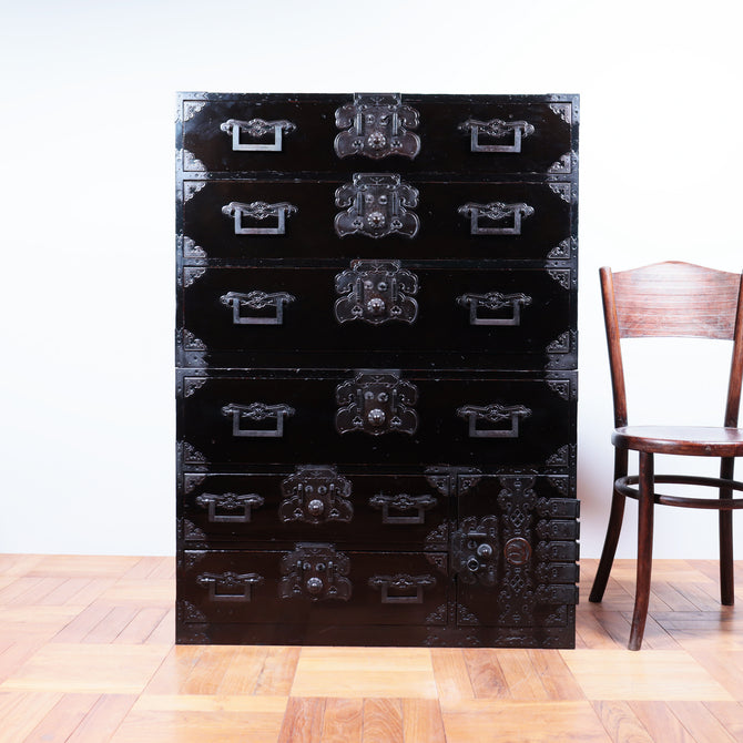 時代箪笥／庄内兜金具衣裳箪笥【Shonai clothing chest】[j1069]Japanese Antique Furniture