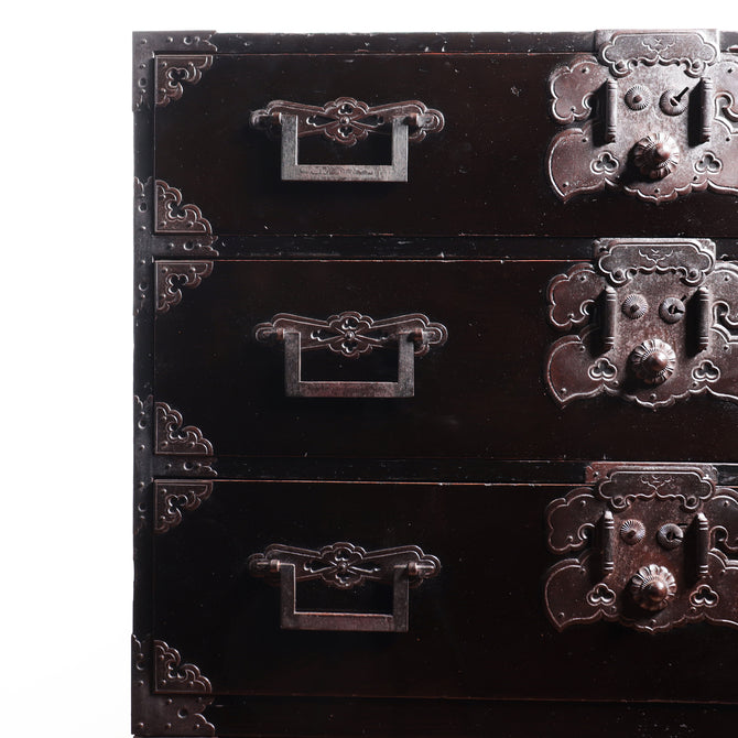 時代箪笥／庄内兜金具衣裳箪笥【Shonai clothing chest】[j1069]Japanese Antique Furniture