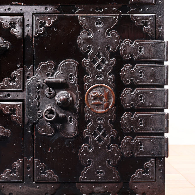 時代箪笥／庄内兜金具衣裳箪笥【Shonai clothing chest】[j1069]Japanese Antique Furniture