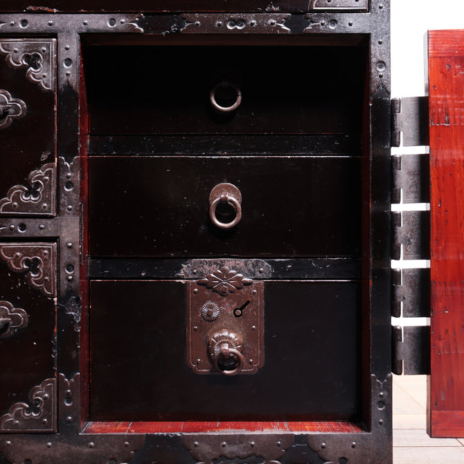 時代箪笥／庄内兜金具衣裳箪笥【Shonai clothing chest】[j1069]Japanese Antique Furniture