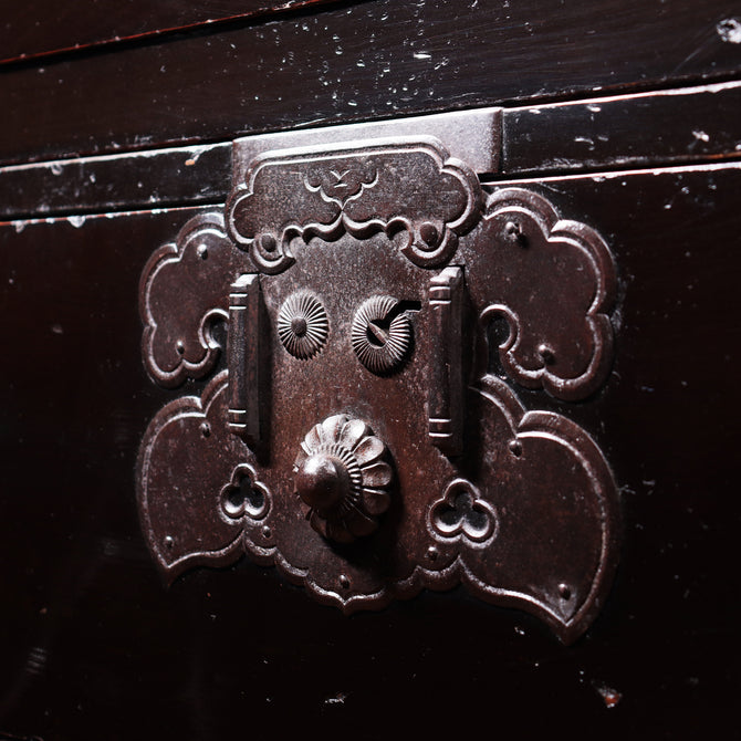 時代箪笥／庄内兜金具衣裳箪笥【Shonai clothing chest】[j1069]Japanese Antique Furniture