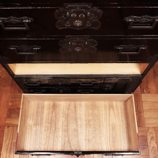 時代箪笥／庄内兜金具衣裳箪笥【Shonai clothing chest】[j1069]Japanese Antique Furniture