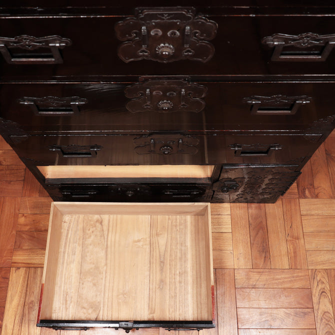 時代箪笥／庄内兜金具衣裳箪笥【Shonai clothing chest】[j1069]Japanese Antique Furniture