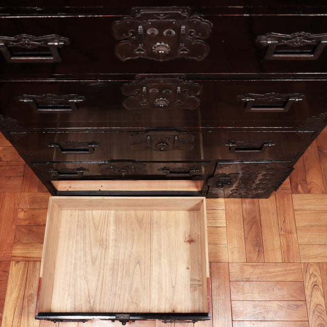 時代箪笥／庄内兜金具衣裳箪笥【Shonai clothing chest】[j1069]Japanese Antique Furniture