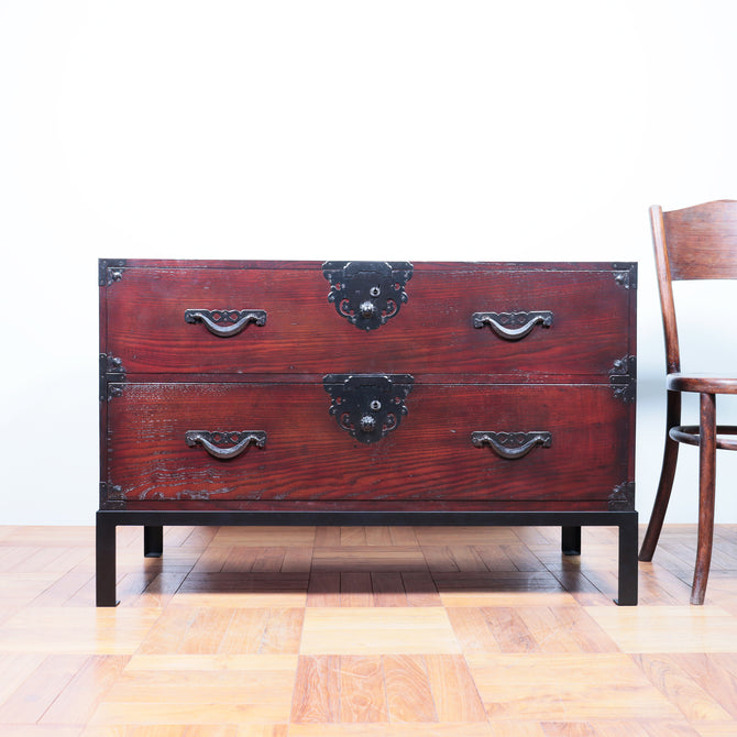 米沢兜金具衣裳箪笥　スタンド付き【Yonezawa clothing chest with metal stand 】 [j1074]
