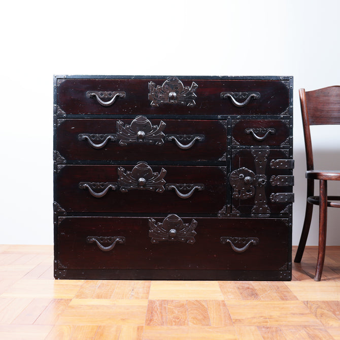 米沢熨斗宝珠文衣裳箪笥【YONEZAWA clothing chest】 [j1076]