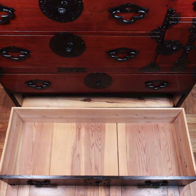 時代箪笥／米沢菊紋衣裳箪笥【YONEZAWA clothing chest】 [j1077]　Japanese Antique Furniture