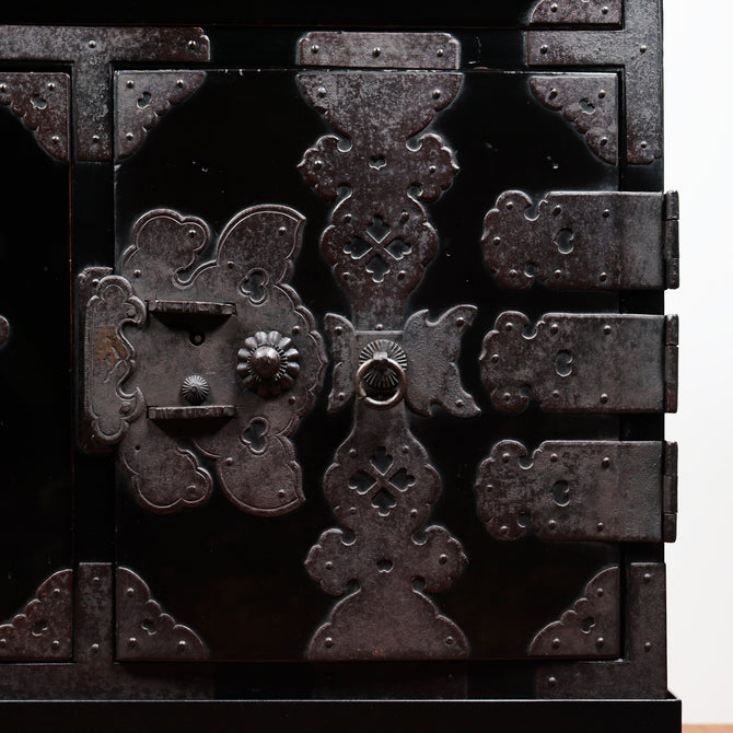 庄内兜金具衣裳箪笥　スタンド付き【SHONAI clothing chest with metal stand】[j1084]