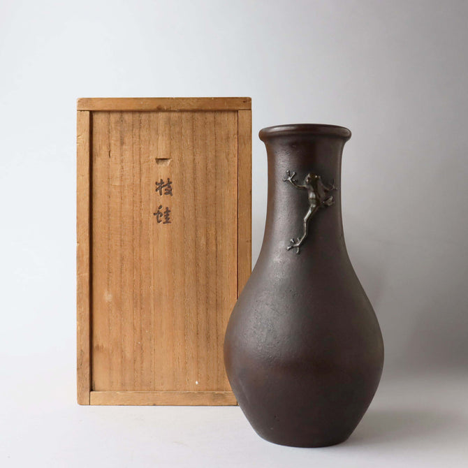 枝蛙花瓶【Vase with a frog】 [k0446]
